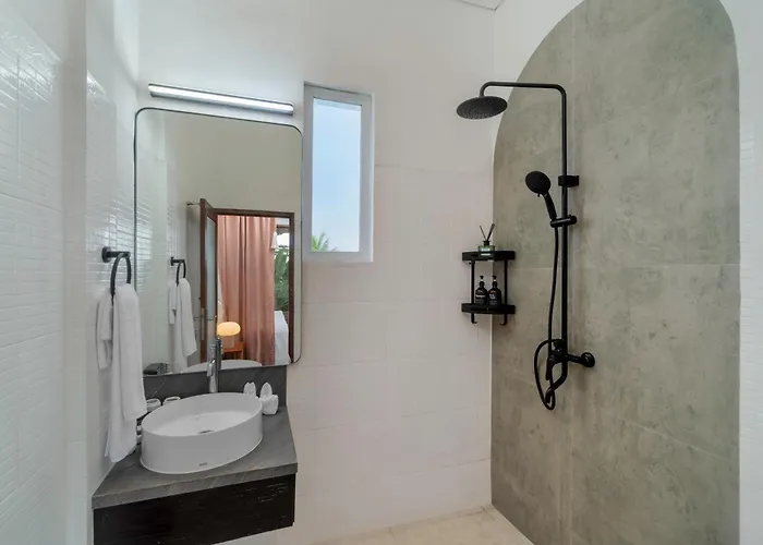 Villa Andreyana 4br Pool, Sunrise & Mount Agung View Ubud